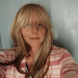 Meet your Posher, Dee dee